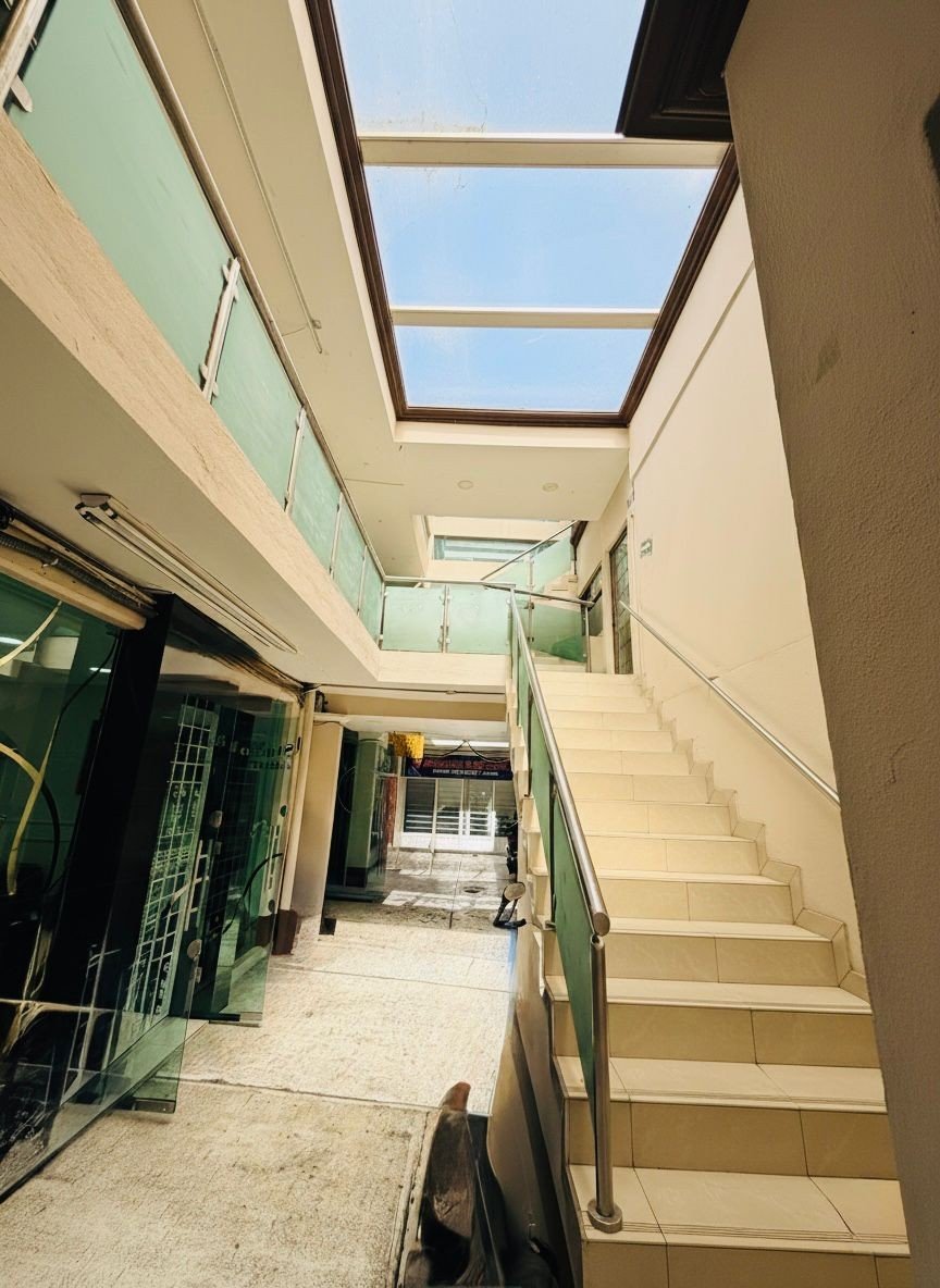 Acceso y escaleras del plantel